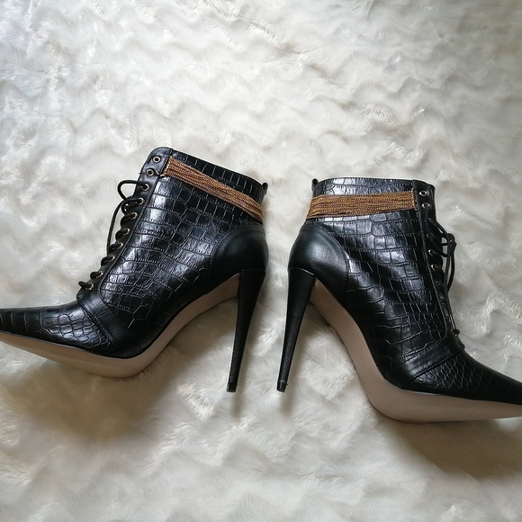 Shoedazzle Bootie, US size 12, Black with Gold Chains - Picture 3 of 4